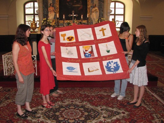 Franczski hostia pre n zbor pripravili vlastnorune vyvan obrusy s motvmi ich zboru vo Fuveau (Aix-en-Provence)